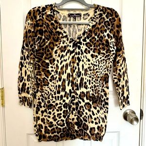 Almost Famous Womens Medium Animal Print 1/4 Sleeve Sweater Fitted.